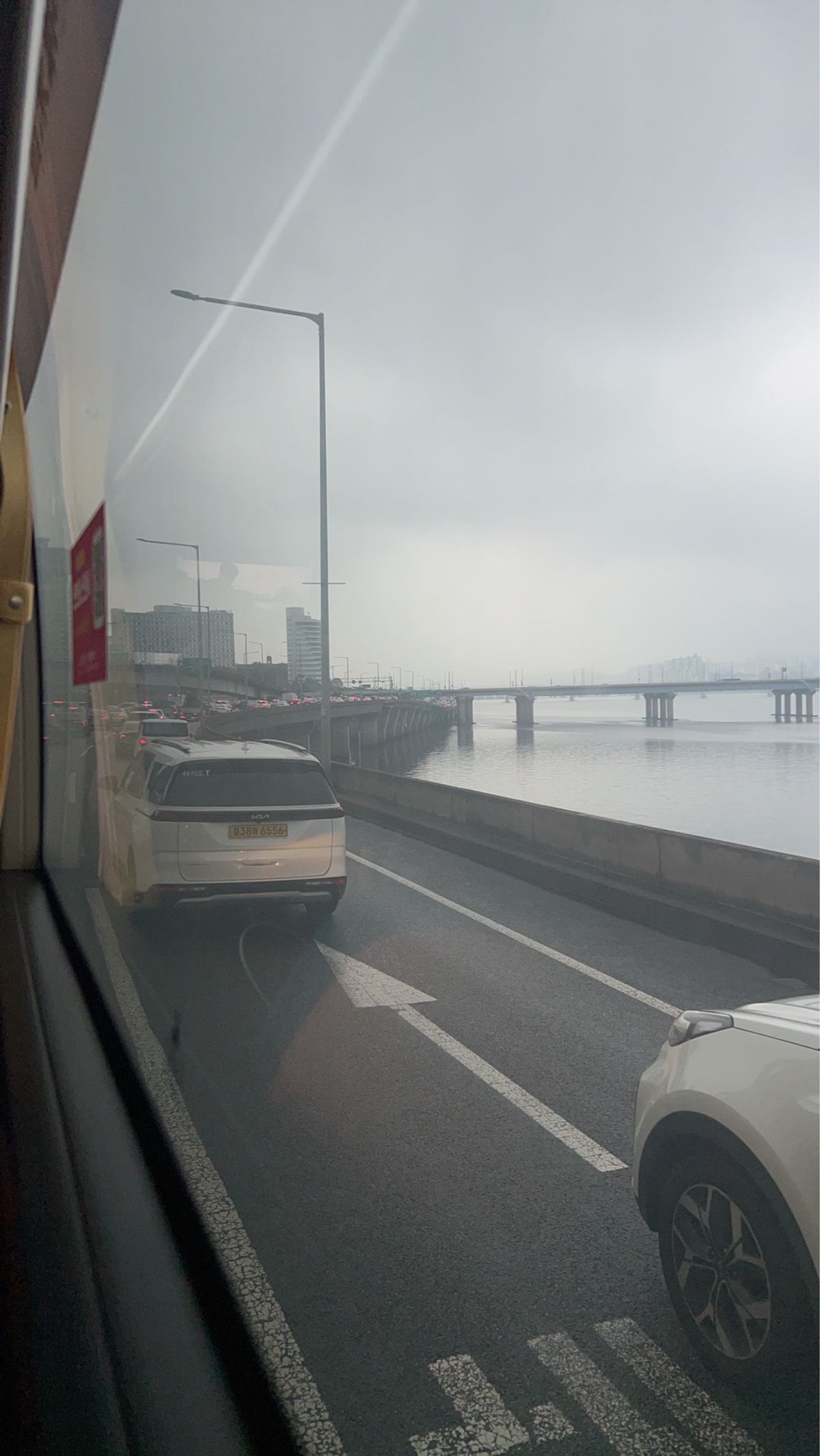 韓国に着いて、仁川空港からソウルへは空港バスに乗りました。ソウルに近づくに...