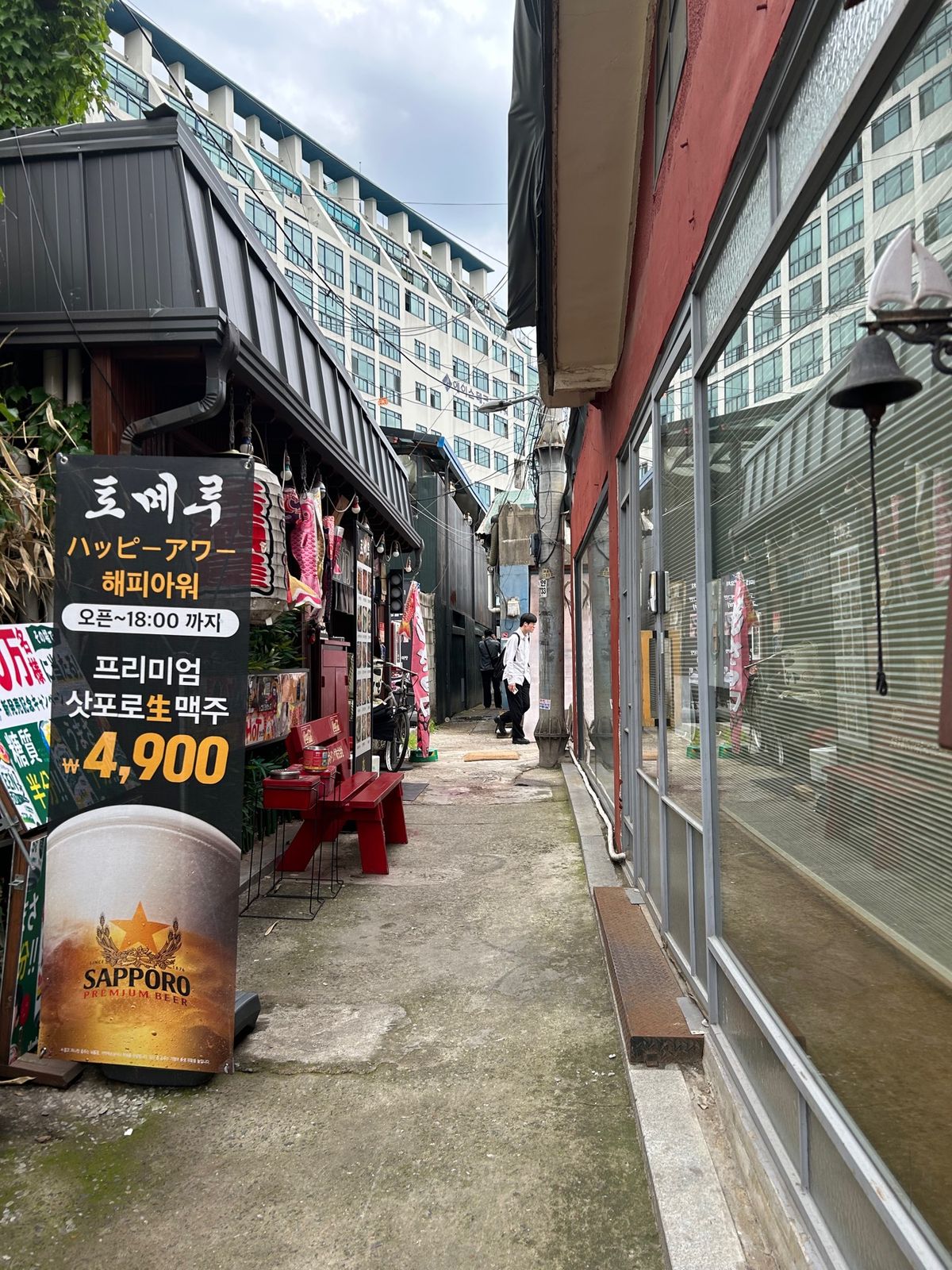 ムンレは昔からの町工場があった所にカフェや夜は居酒屋や雑貨などのお店ができ...