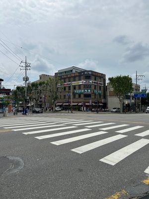 ムンレは昔からの町工場があった所にカフェや夜は居酒屋や雑貨などのお店ができ...