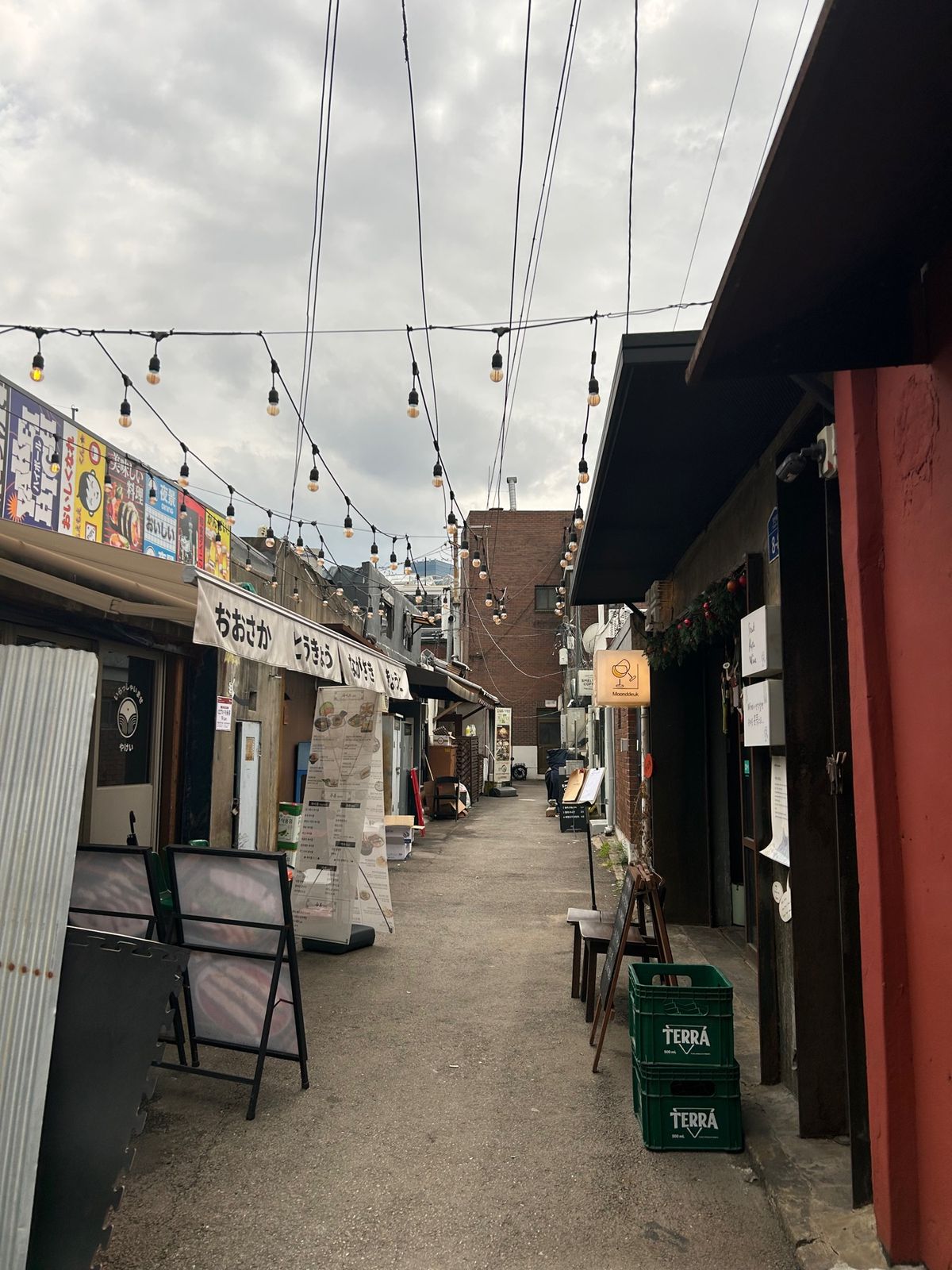 ムンレは昔からの町工場があった所にカフェや夜は居酒屋や雑貨などのお店ができ...