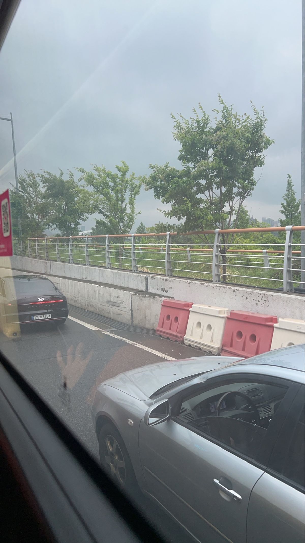 韓国に着いて、仁川空港からソウルへは空港バスに乗りました。ソウルに近づくに...