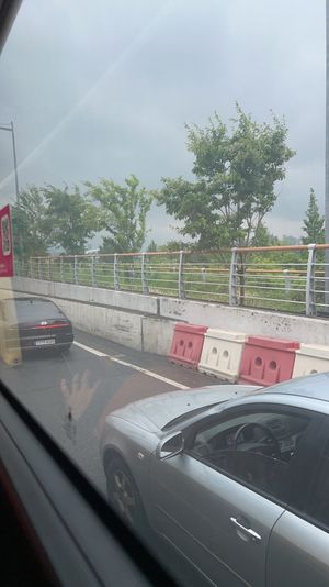 韓国に着いて、仁川空港からソウルへは空港バスに乗りました。ソウルに近づくに...