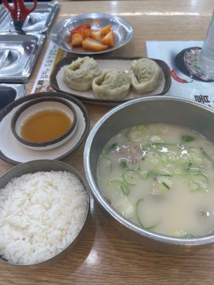 1日目の夜にお土産などの買い物を終わらせたかったのですが、大雨すぎて晩御飯...