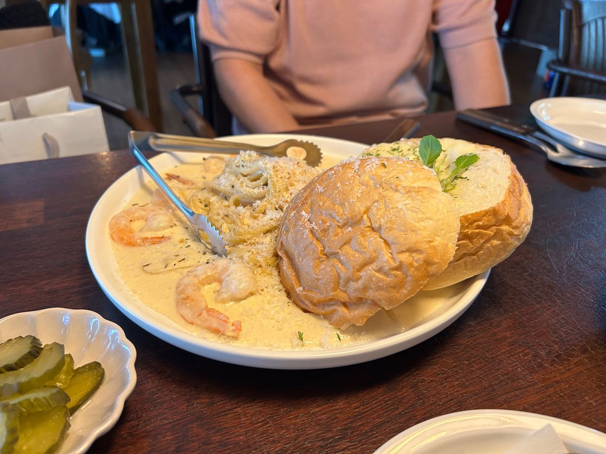 3日目も急遽友達に会ってもらって、お昼にパスタを食べに行きました。私はロゼ...