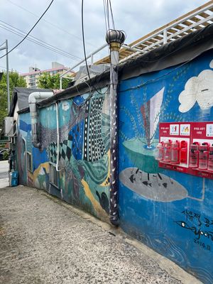 ムンレは昔からの町工場があった所にカフェや夜は居酒屋や雑貨などのお店ができ...