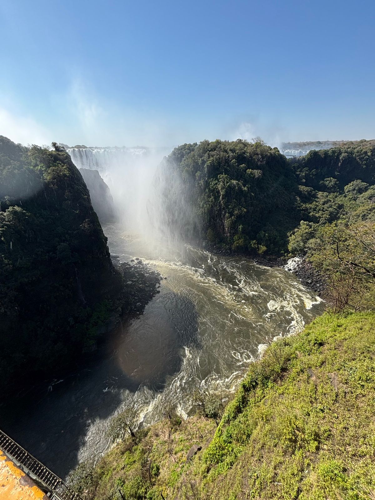 ヴィクトリアフォールズ橋を渡り、ザンビアへ行きました。子供連れでは歩きはき...