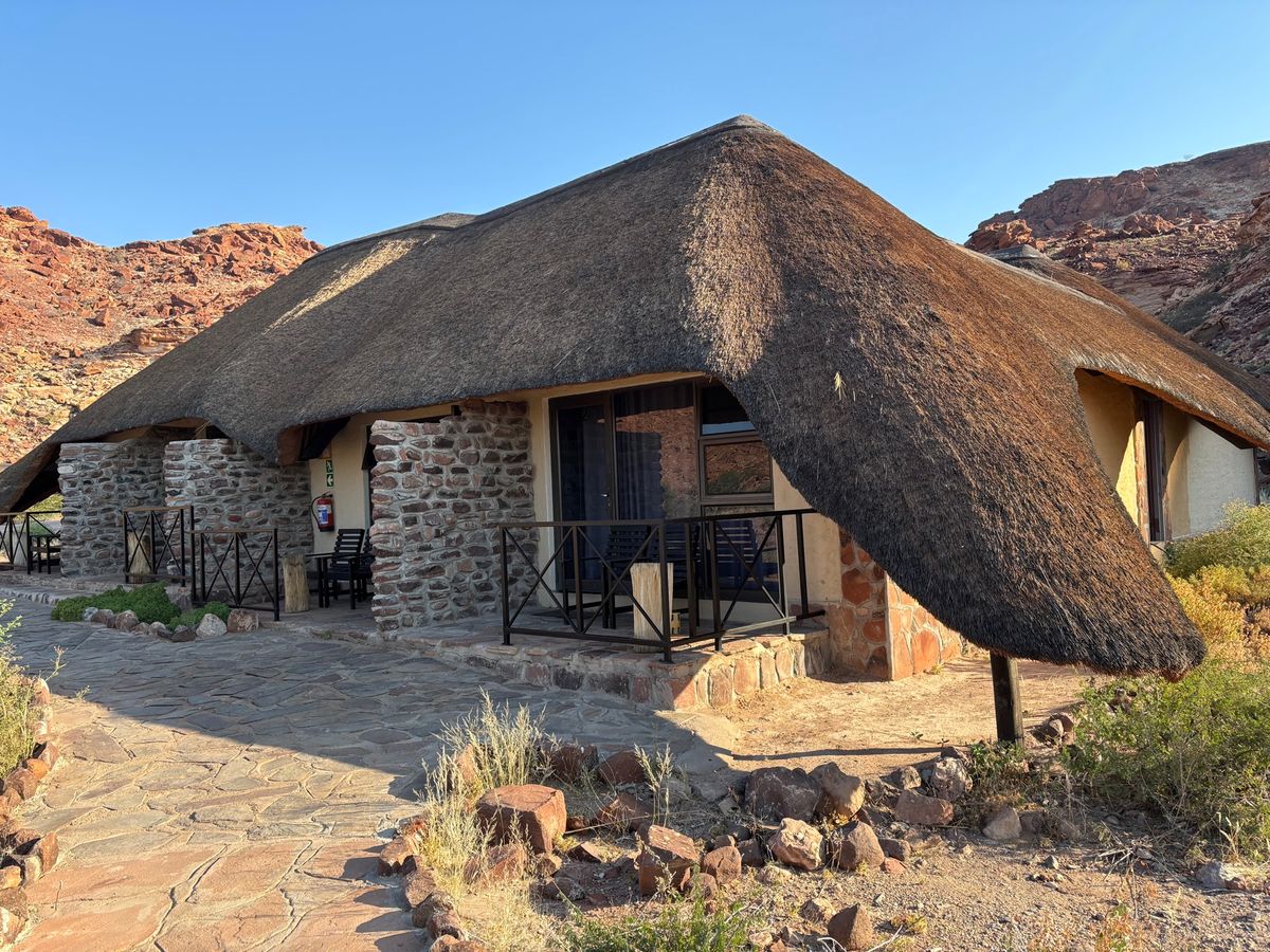 Twyfelfontein Country Lodge
岩山の麓にリゾート...