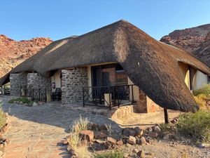 Twyfelfontein Country Lodge
岩山の麓にリゾート...