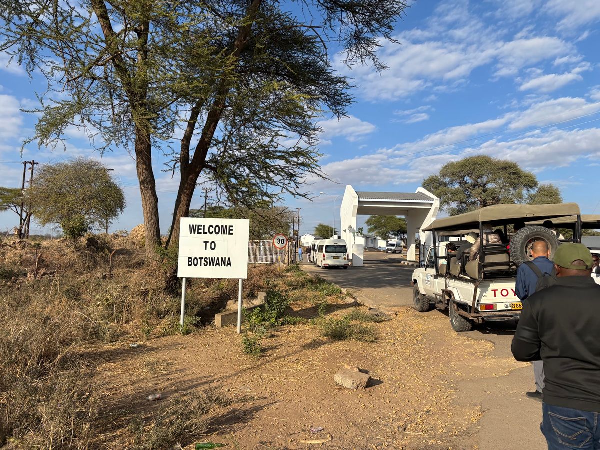 チョベ国立公園へのツアーに参加。子供たちの出生証明書の準備が整ってなかった...