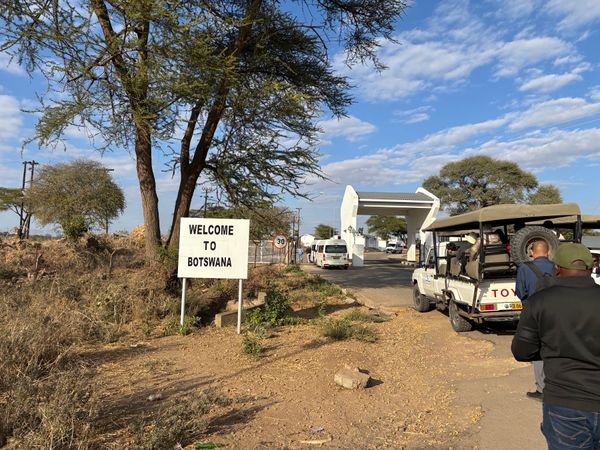 ナミビア・ナミブ砂漠「ナミビア、ジンバブエ、南アフリカ」の写真：チョベ国立公園へのツアーに参加。子供たち...