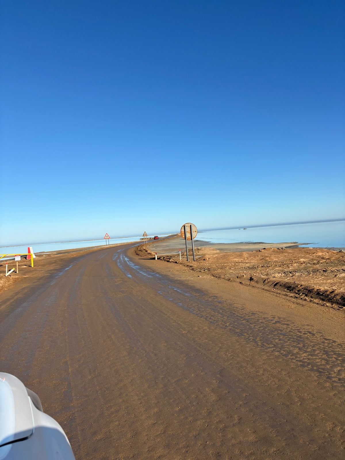 海の中を走る道。