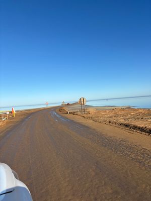 海の中を走る道。