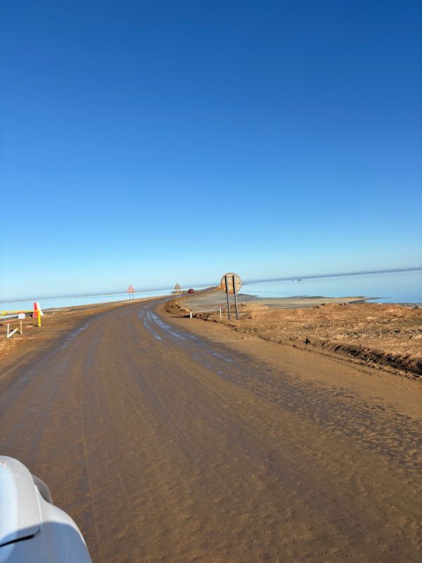 ナミビア・ナミブ砂漠「ナミビア、ジンバブエ、南アフリカ」の写真：海の中を走る道。