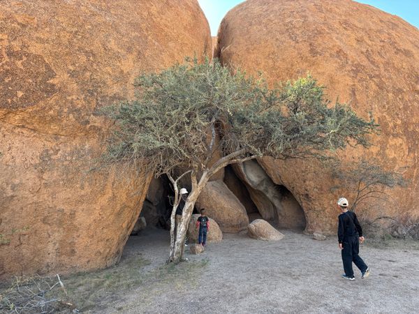 ナミビア・ナミブ砂漠「ナミビア、ジンバブエ、南アフリカ」の写真：シュピツコッペ2
サン族が暮らしていた洞...