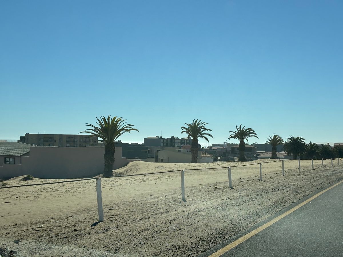 ウォルビスベイの道路。すぐ横が砂漠なのが不思議。