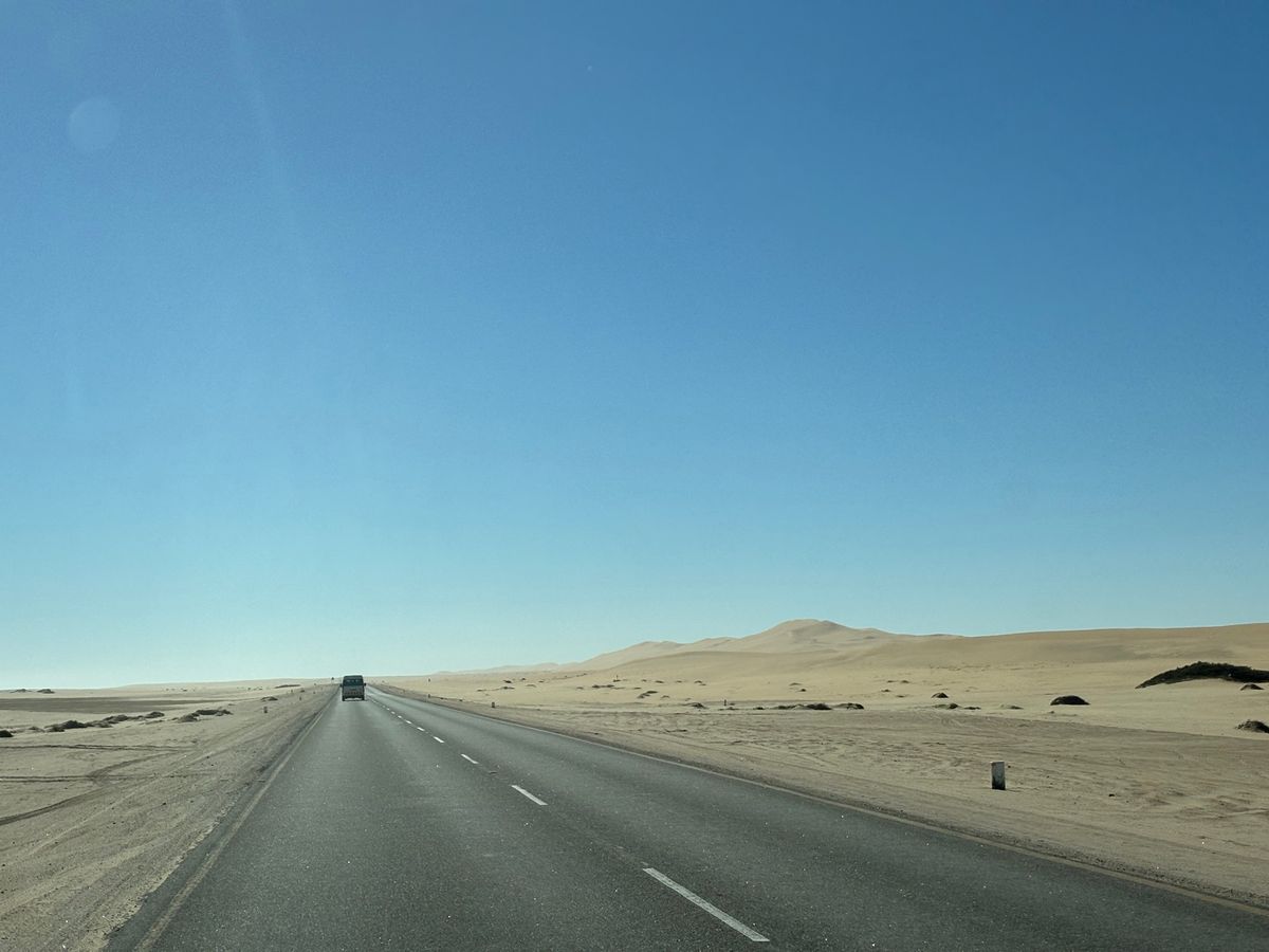 ウォルビスベイの道路。すぐ横が砂漠なのが不思議。