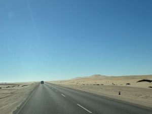 ウォルビスベイの道路。すぐ横が砂漠なのが不思議。