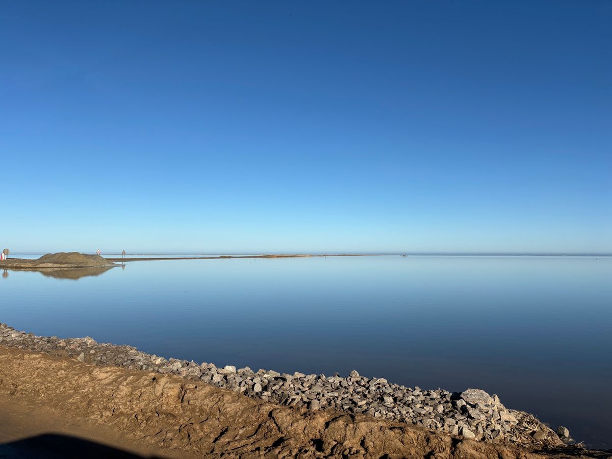 海の中を走る道。