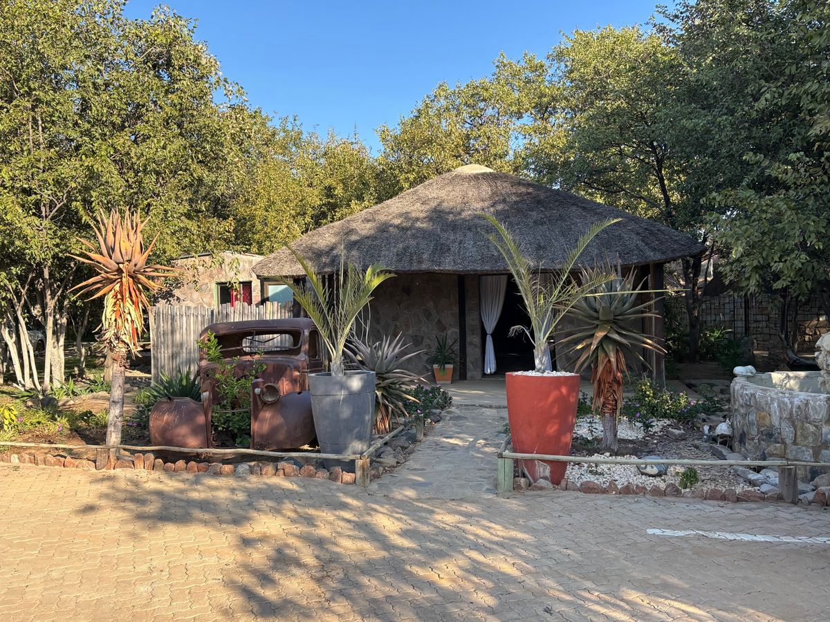 Kaoko Mopane Lodge & Campsiteに泊まりました。...