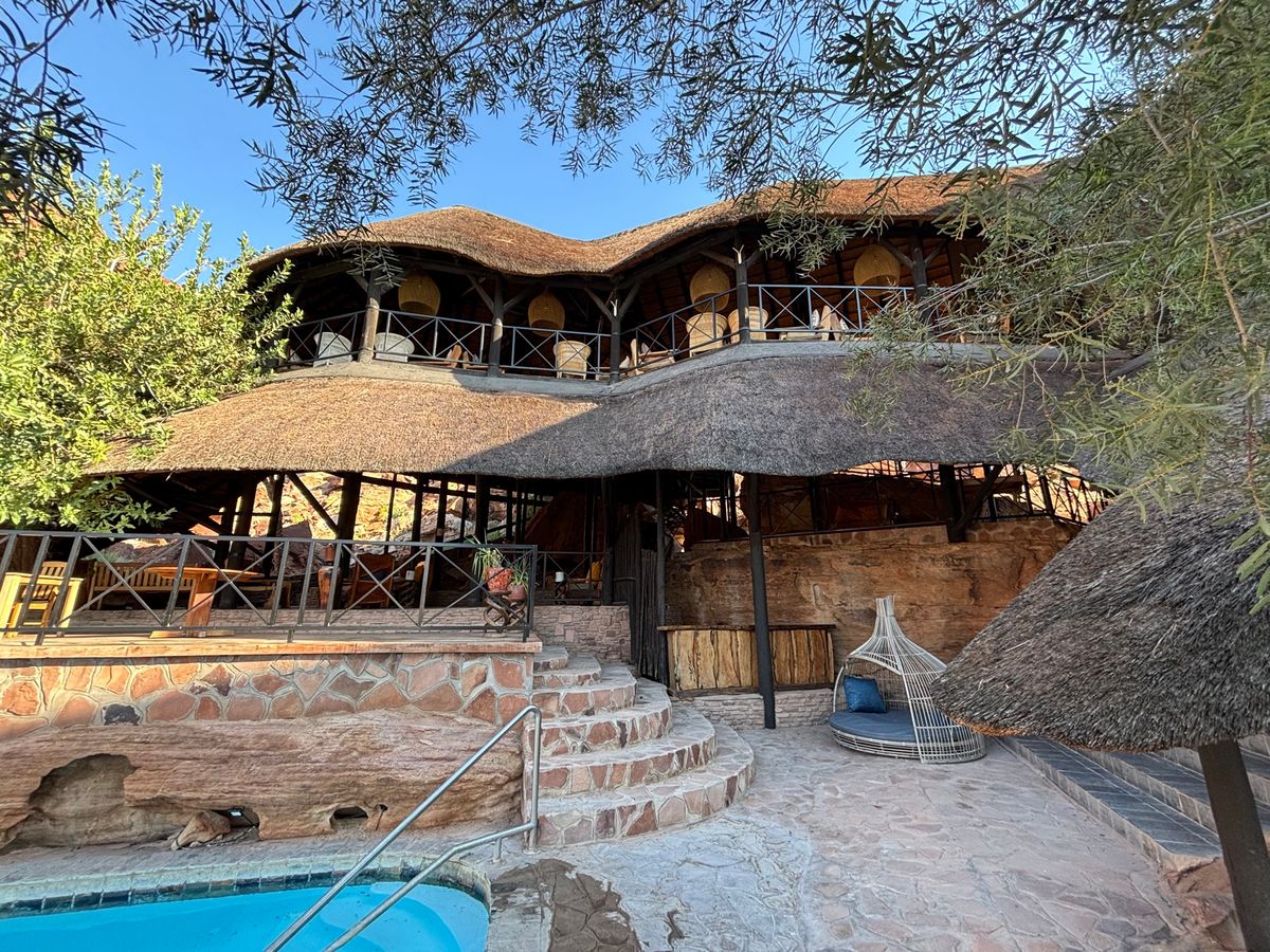 Twyfelfontein Country Lodge
岩山の麓にリゾート...