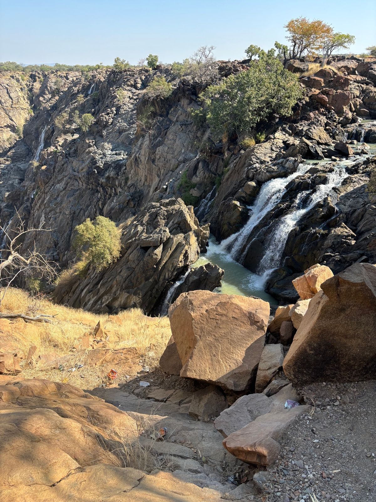 Ruacana Fallsに行きました。近所の若者がたむろしており、滝の案...