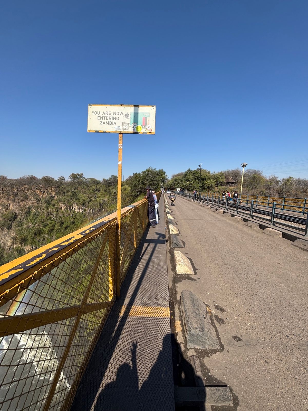 ヴィクトリアフォールズ橋を渡り、ザンビアへ行きました。子供連れでは歩きはき...