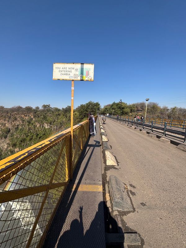 ナミビア・ナミブ砂漠「ナミビア、ジンバブエ、南アフリカ」の写真：ヴィクトリアフォールズ橋を渡り、ザンビア...