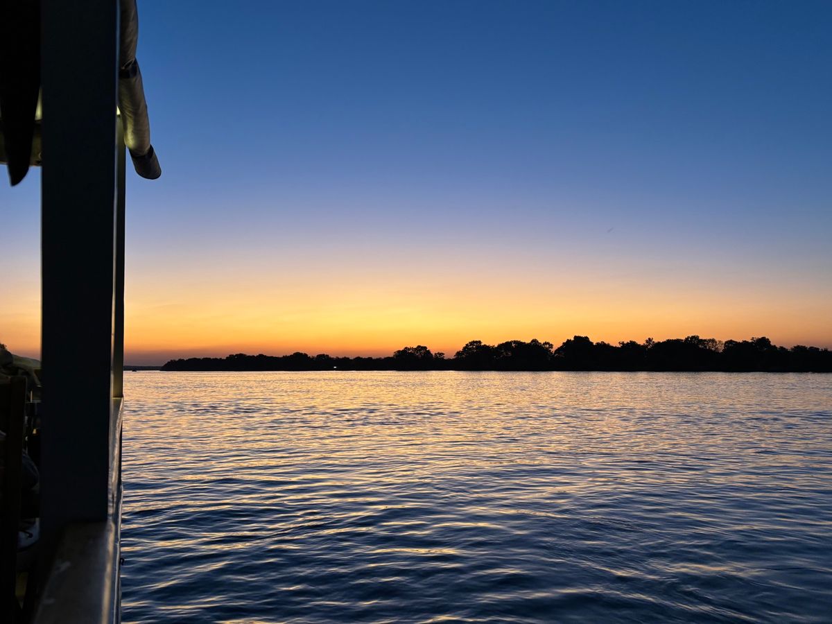 PURE AFRICAのサンセットディナークルーズに参加しました。少し寒く...