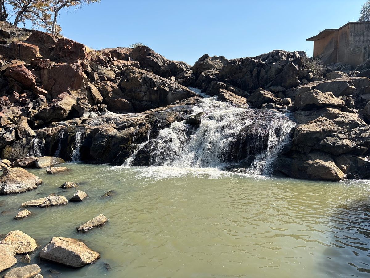 Ruacana Fallsに行きました。近所の若者がたむろしており、滝の案...