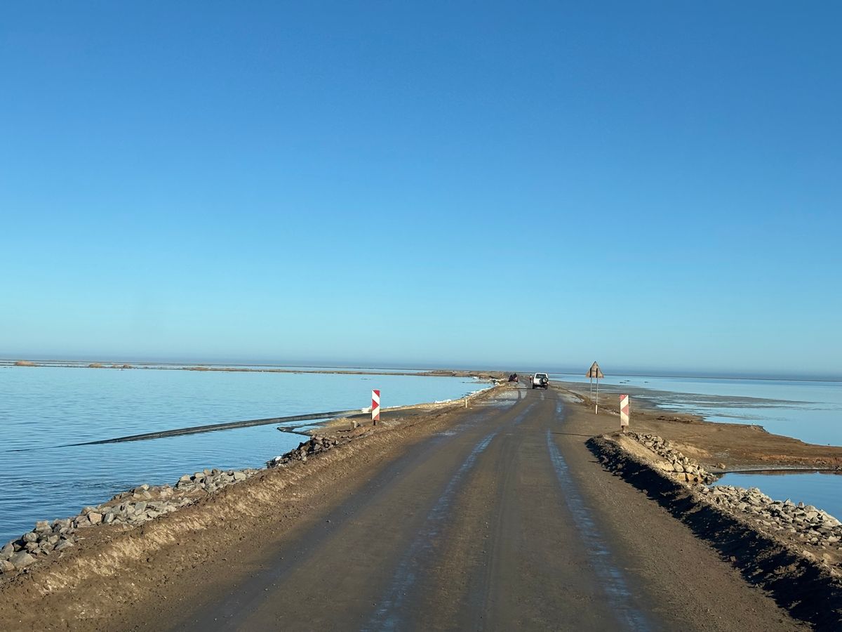 海の中を走る道。