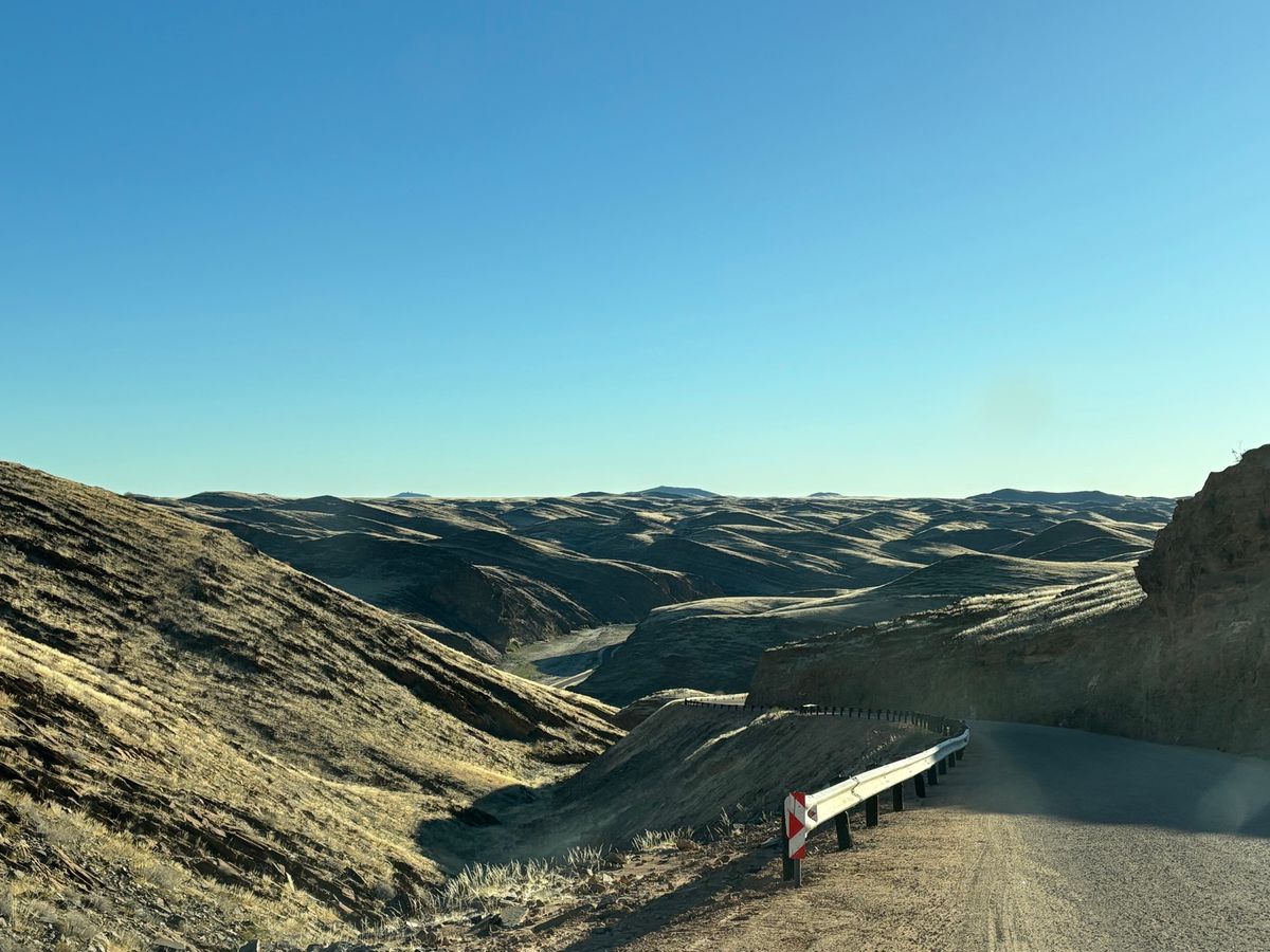 道中の壮大な景色に感動して写真撮影を実施