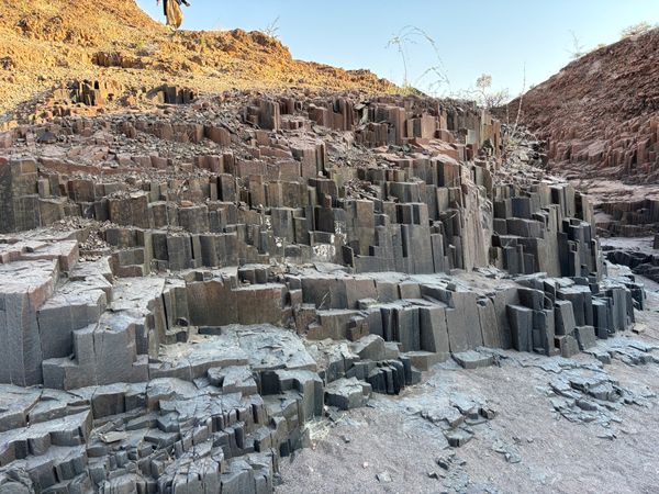 ナミビア・ナミブ砂漠「ナミビア、ジンバブエ、南アフリカ」の写真：Organ Pipes
東尋坊のような規...