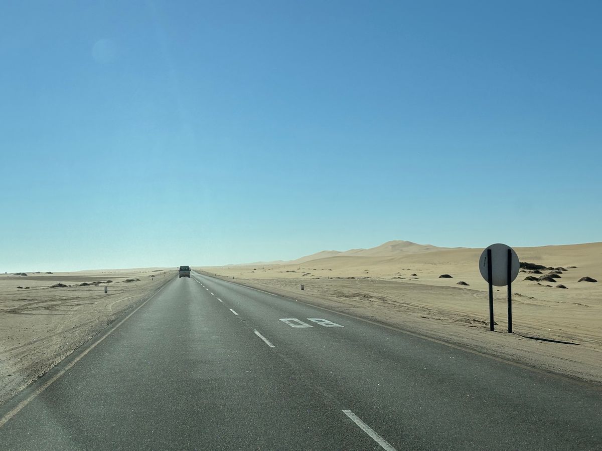 ウォルビスベイの道路。すぐ横が砂漠なのが不思議。