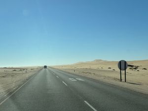 ウォルビスベイの道路。すぐ横が砂漠なのが不思議。