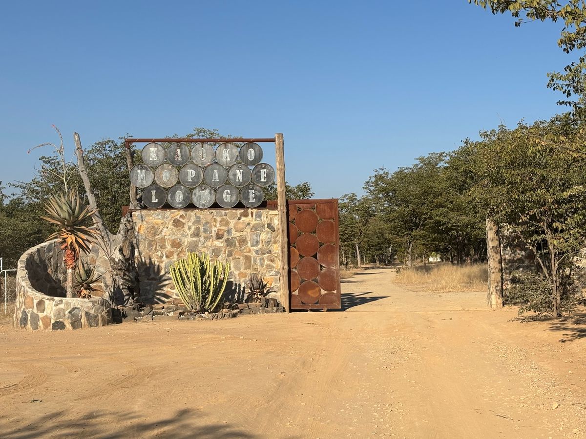 Kaoko Mopane Lodge & Campsiteに泊まりました。...