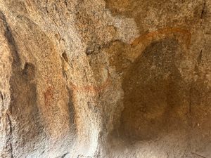 シュピツコッペ2
サン族が暮らしていた洞窟へ。岩の間の地面で寝ていたそうで...