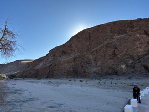 道中の壮大な景色に感動して写真撮影を実施