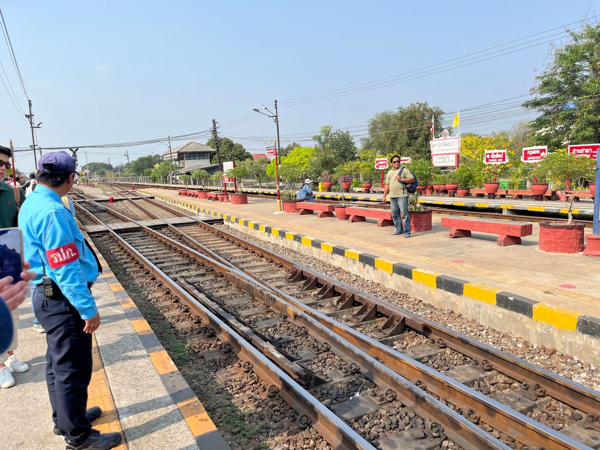 ミャンマー地震の翌日(3/29)には鉄道が走り出したので、鉄道で 古都アユ...