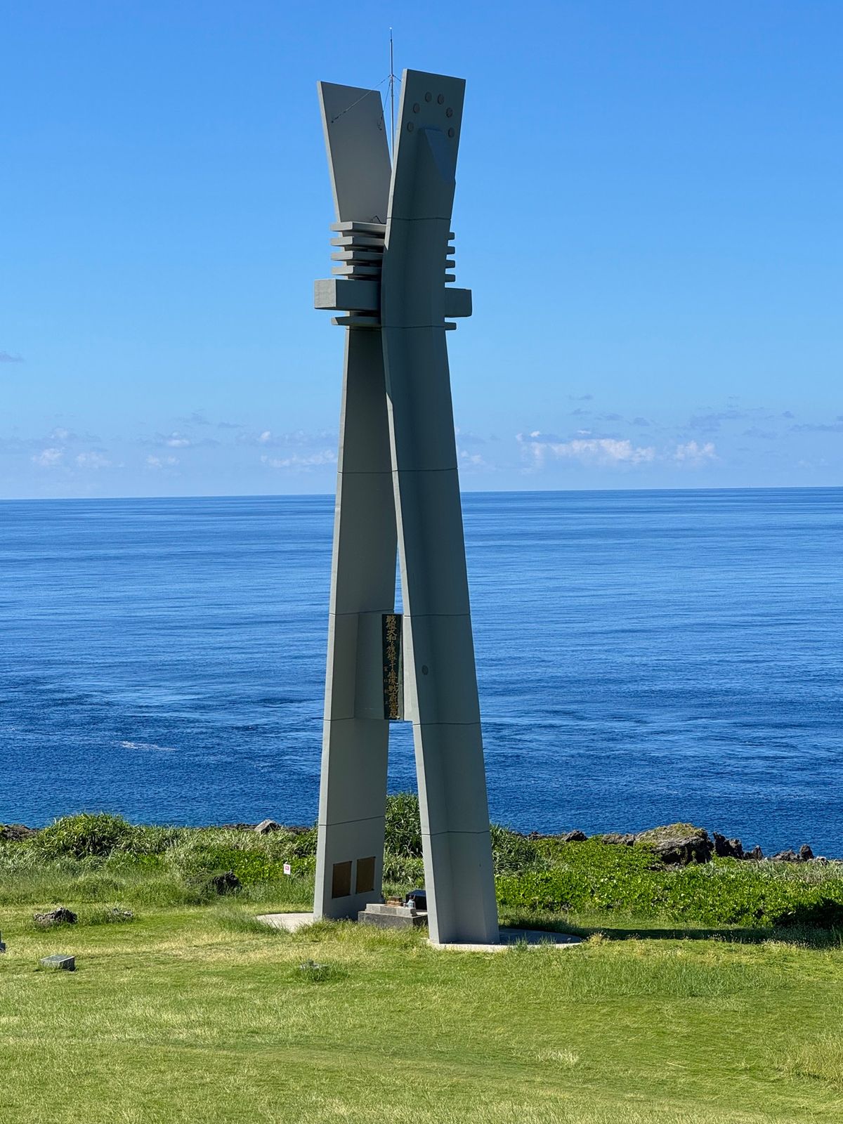 徳之島
●泉重千代さんの銅像
●樹齢300年のガジュマル
●犬田布岬
●犬...