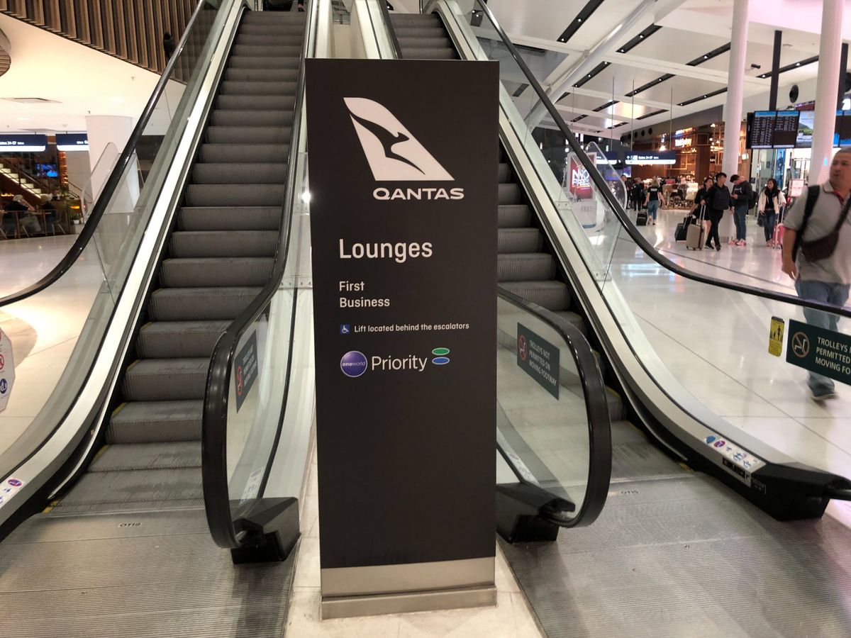 レンタカーを返してQANTASラウンジへ