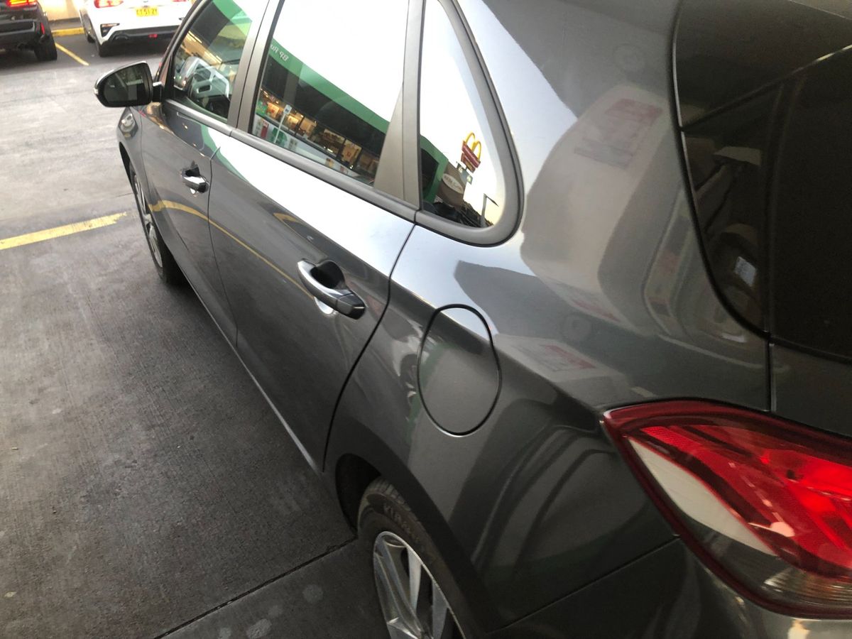 レンタカーを返してQANTASラウンジへ