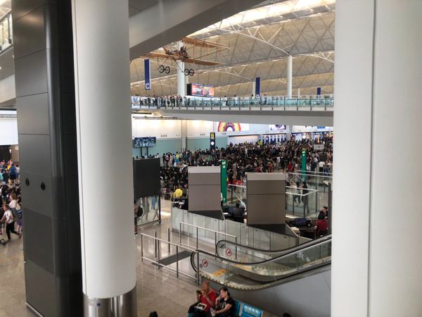 香港・HKG「香港経由シドニー　撮影」の写真：若者を中心に人が集まっています。