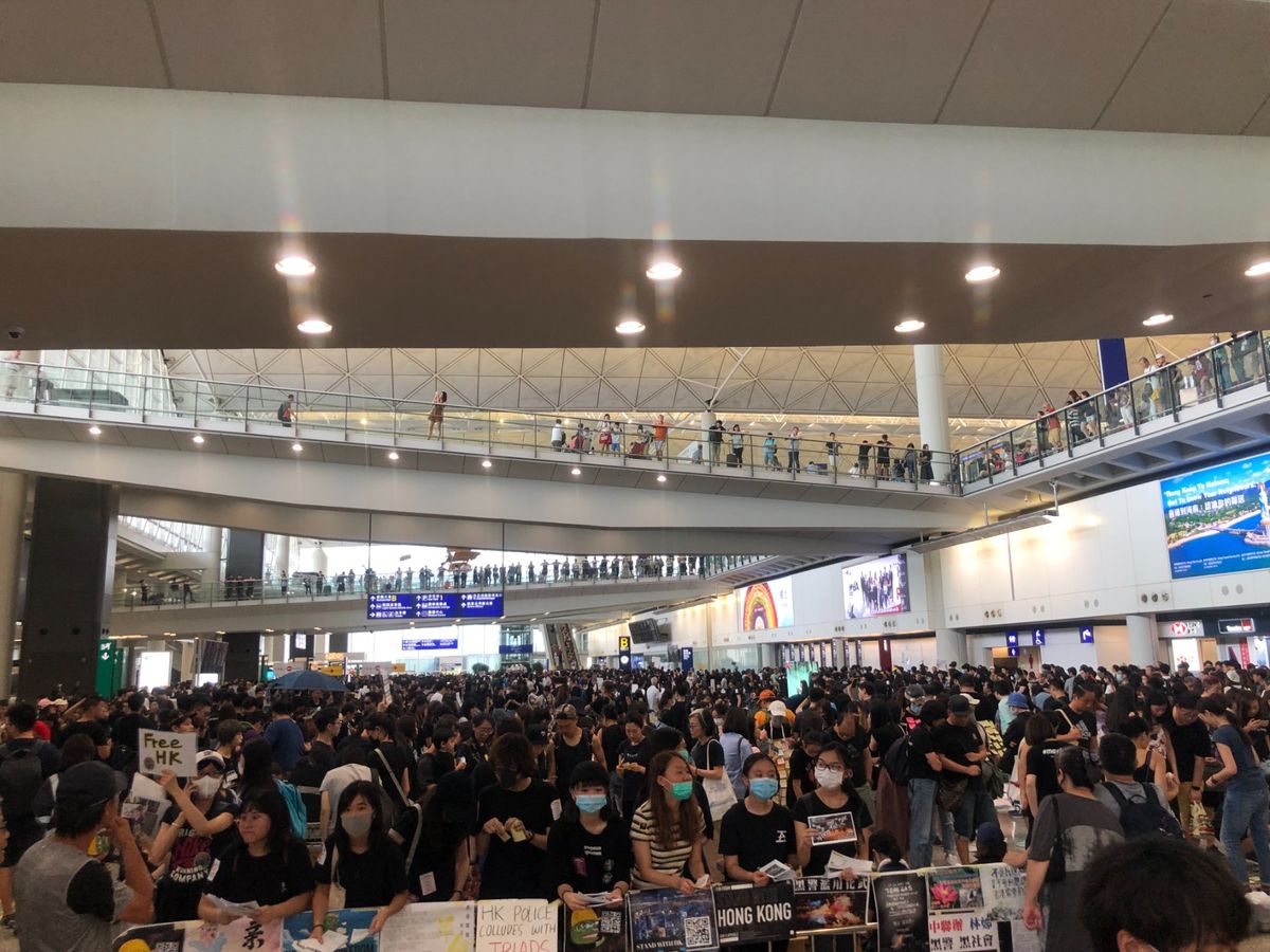 若者を中心に人が集まっています。