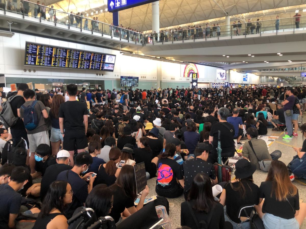 若者を中心に人が集まっています。