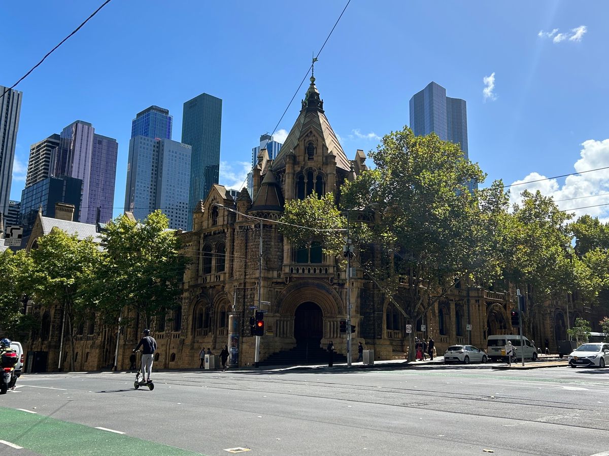 1枚目の写真の建物は確か元刑務所だった気がする
立派な木だなぁ🤔