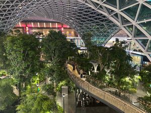 ドーハ空港に到着。なんと予定より１時間近く早い到着に、そんなことあるんだと...
