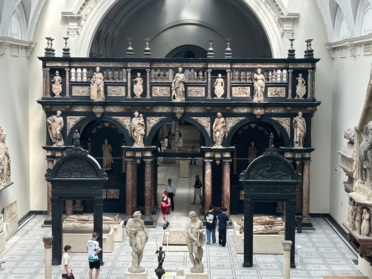 午後はすぐ隣にあるヴィクトリア＆アルバート博物館へ。
工芸品や家具などが多...