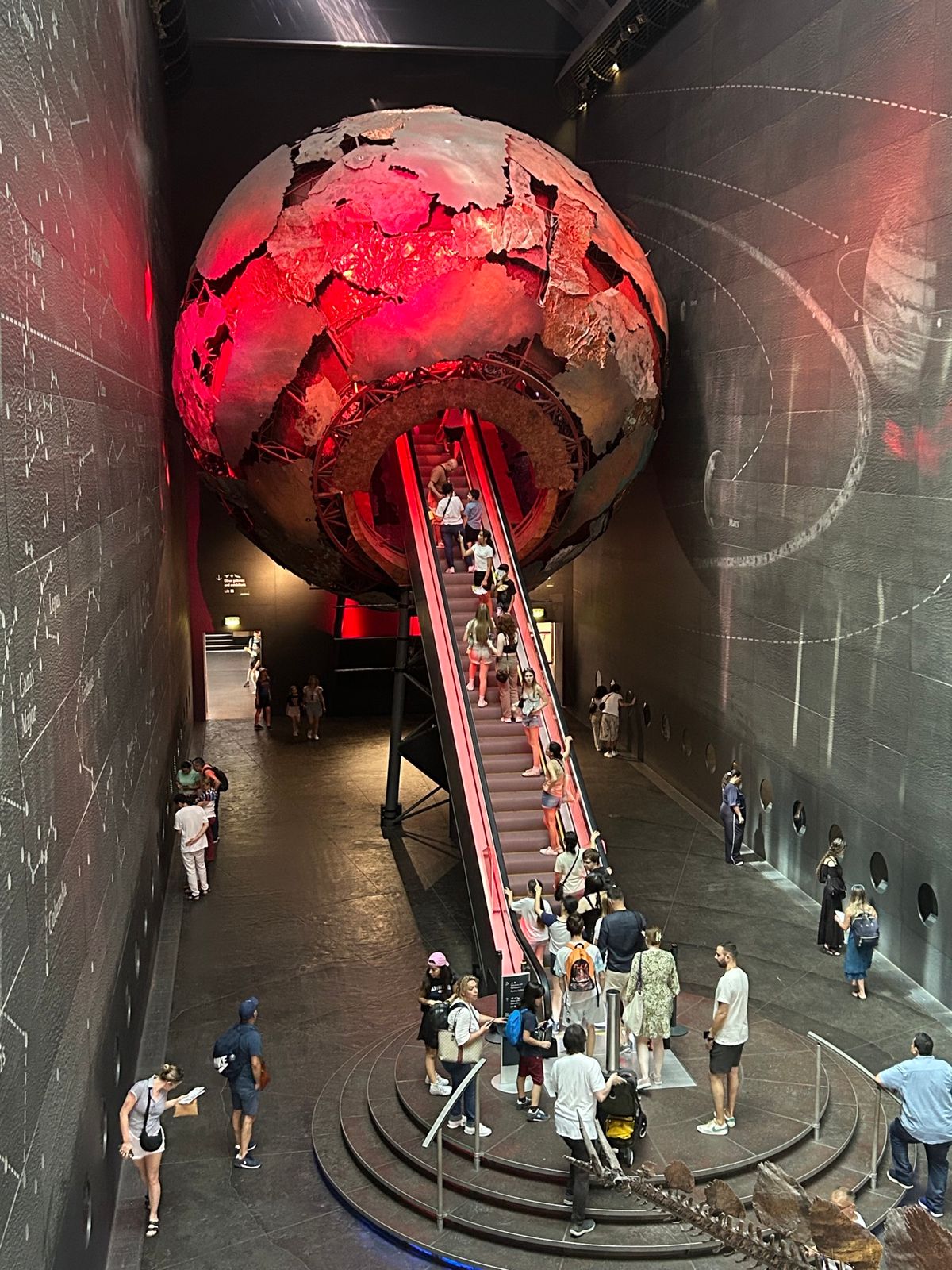 ３日目午前中は自然史博物館へ。
恐竜や生物、鉱物、宇宙、地球などあらゆる自...