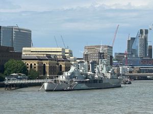 次に向かったのは、ロンドン塔。
中も見たいとは思っていたけど、暑さは気力を...