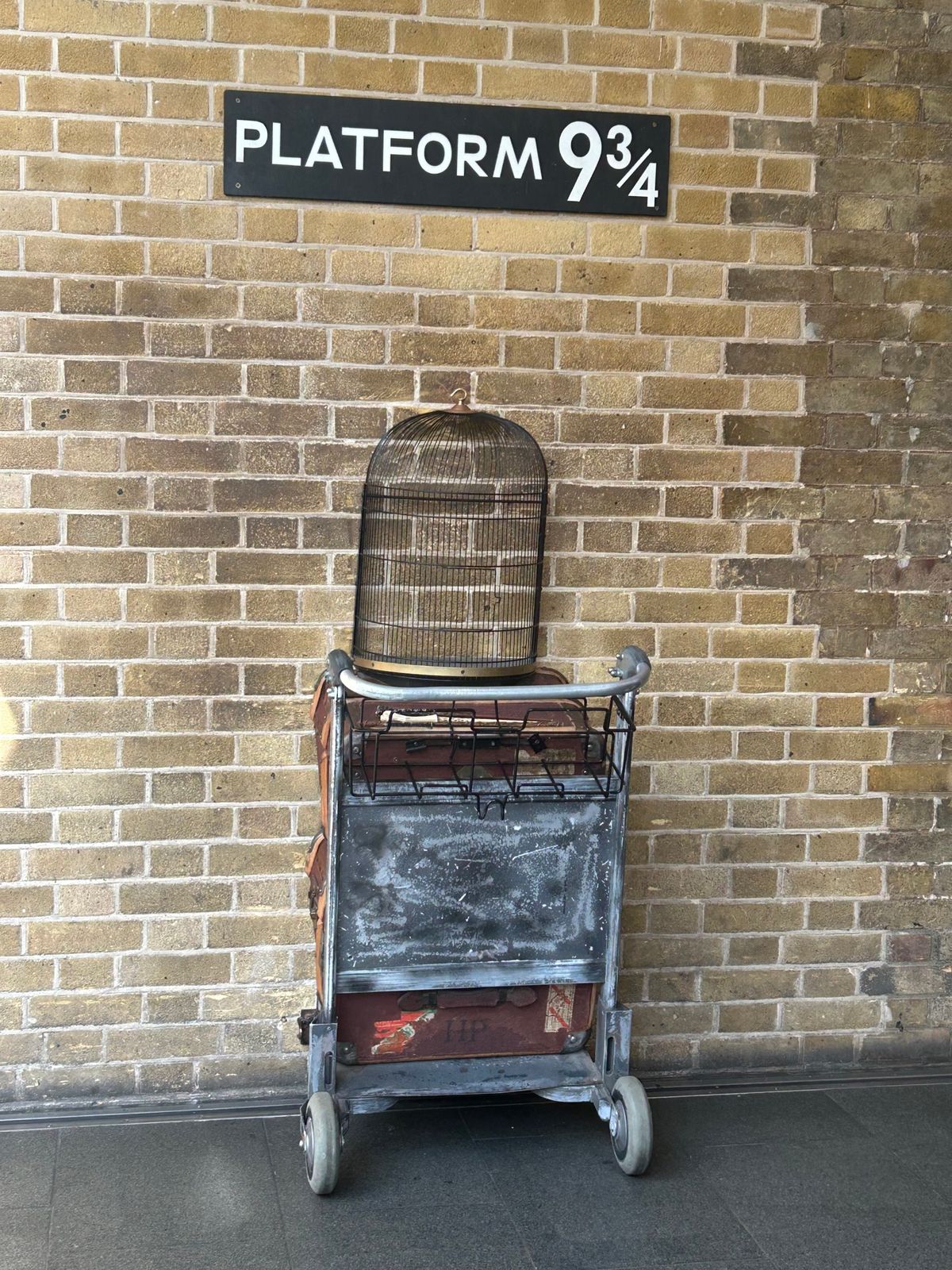 ロンドン到着。
ホテルにチェックインして、一息ついたらキングスクロス駅へ。...